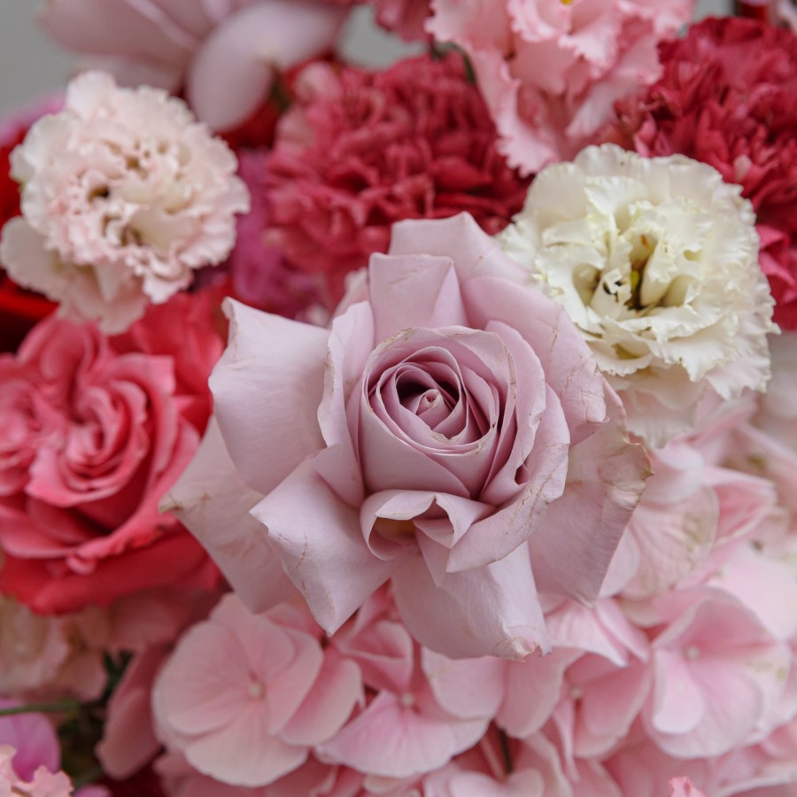 Aranjament cu Hortensii și Trandafiri în Cutie