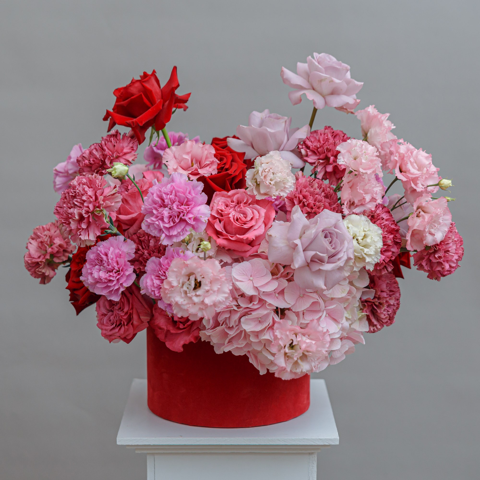 Aranjament cu Hortensii și Trandafiri în Cutie