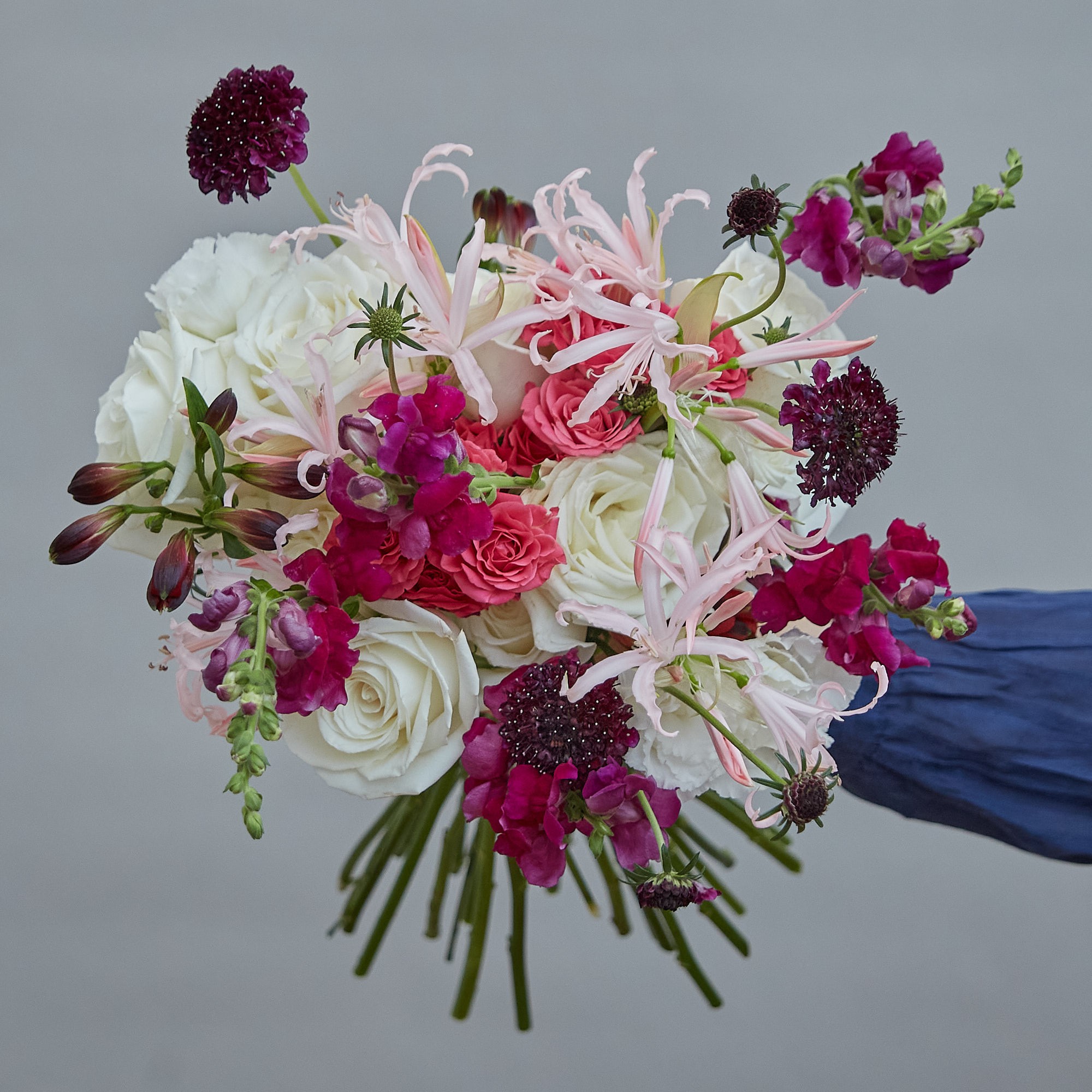 Buchet de mireasă cu trandafiri și nerine