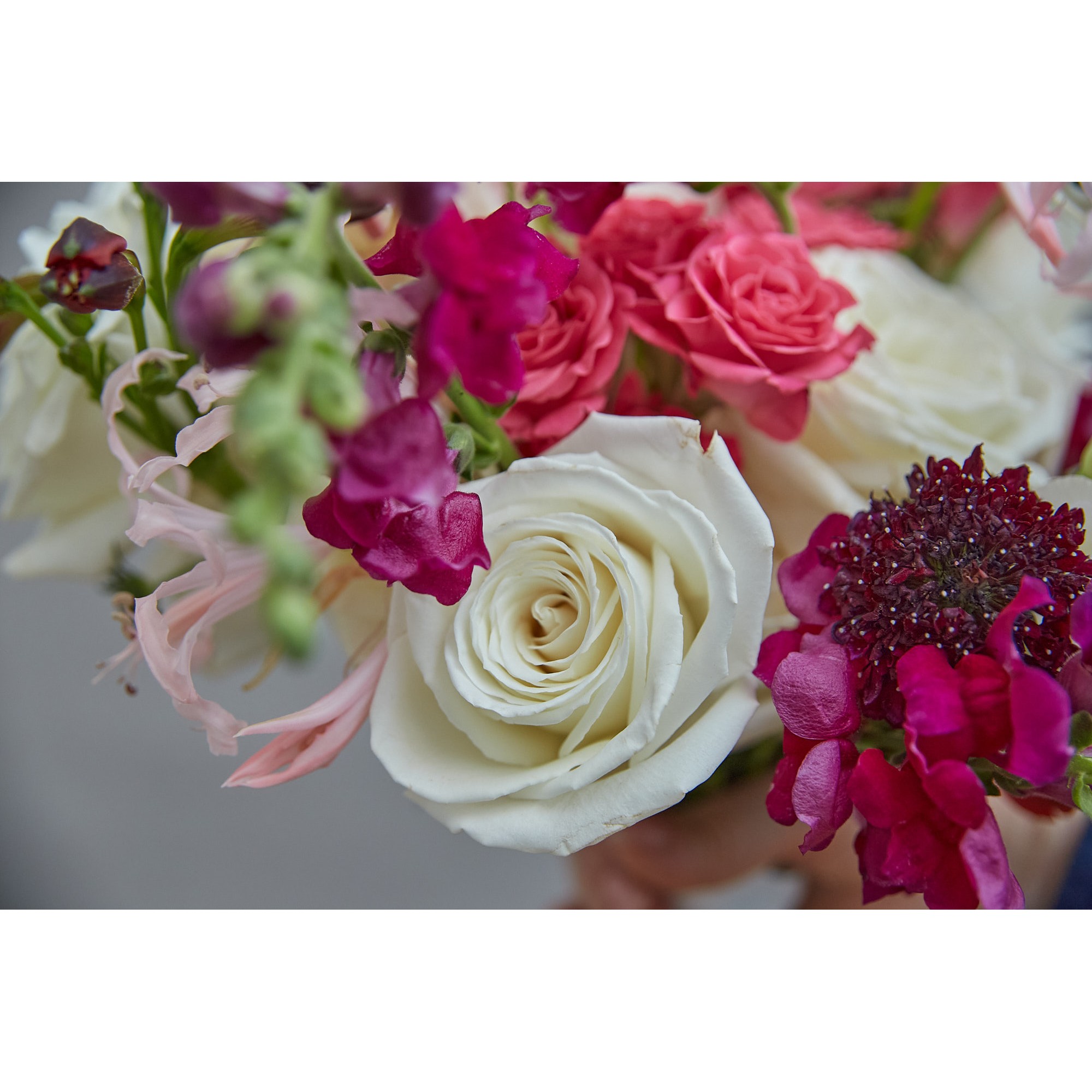 Buchet de mireasă cu trandafiri și nerine